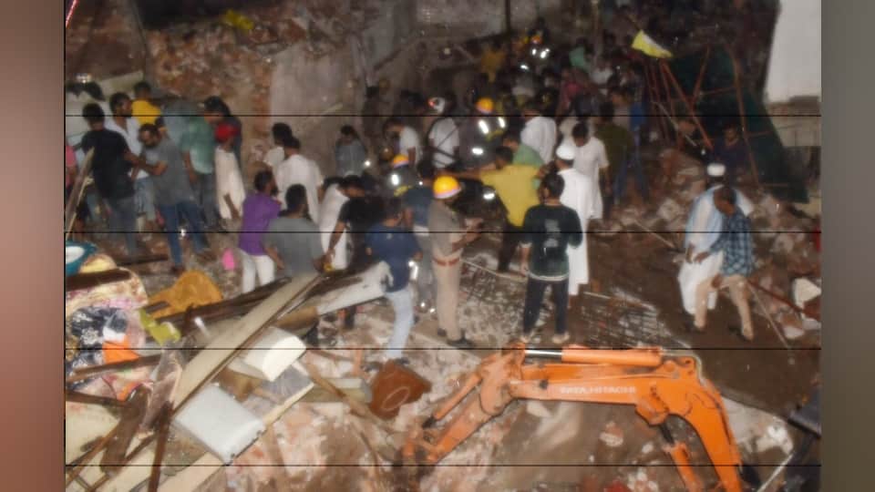 Meerut Building Collapse News: 3 Storey Building Collapses Whole Family Buried Under, Rescue Operation