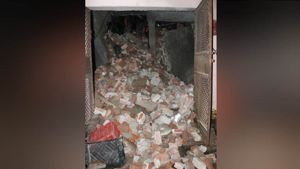 Building Collapse in Meerut Inside Story Full Incident 3 Storey House Collapsed Many Died People Expressed
