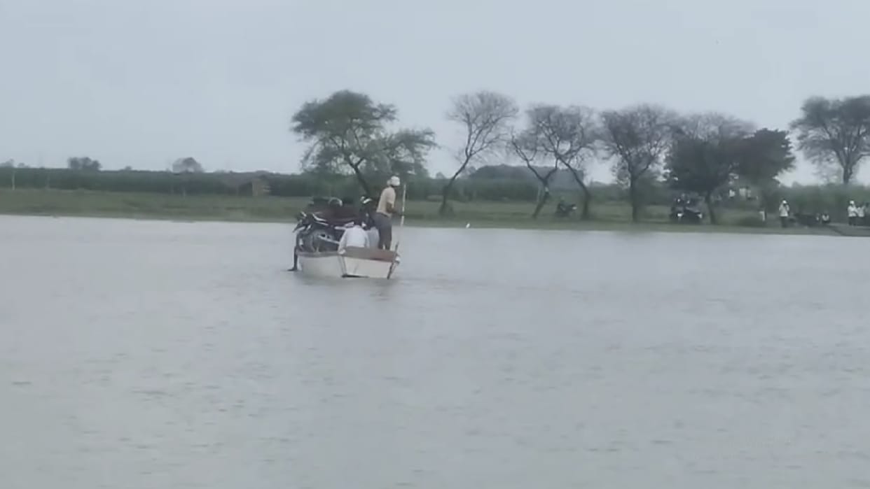 Traffic closed on Dataganj Shahjahanpur road in Budaun