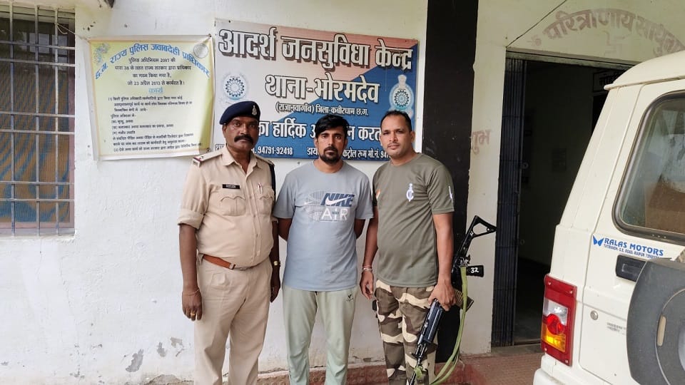 dozen farmers were cheated by pretending to be an agent of a finance company in Kabirdham