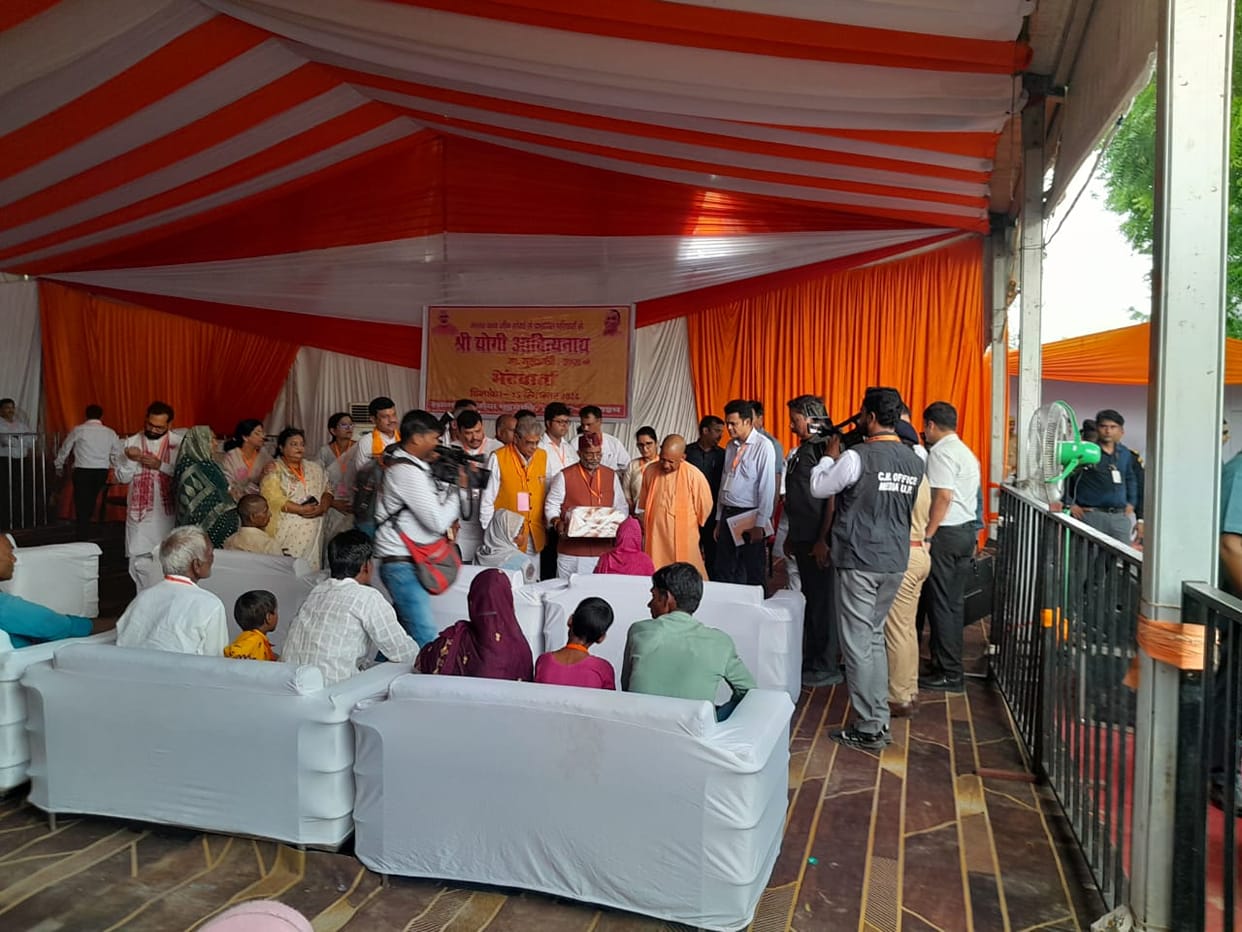Bahraich: CM Yogi reached wolf affected Sisaiya Chundamani, ten deaths have occurred since March.