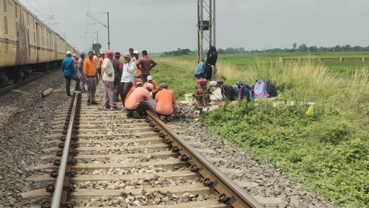 Railway track broke soon Kashi Janshatadi passed in ghazipur keyman noticed during patrolling