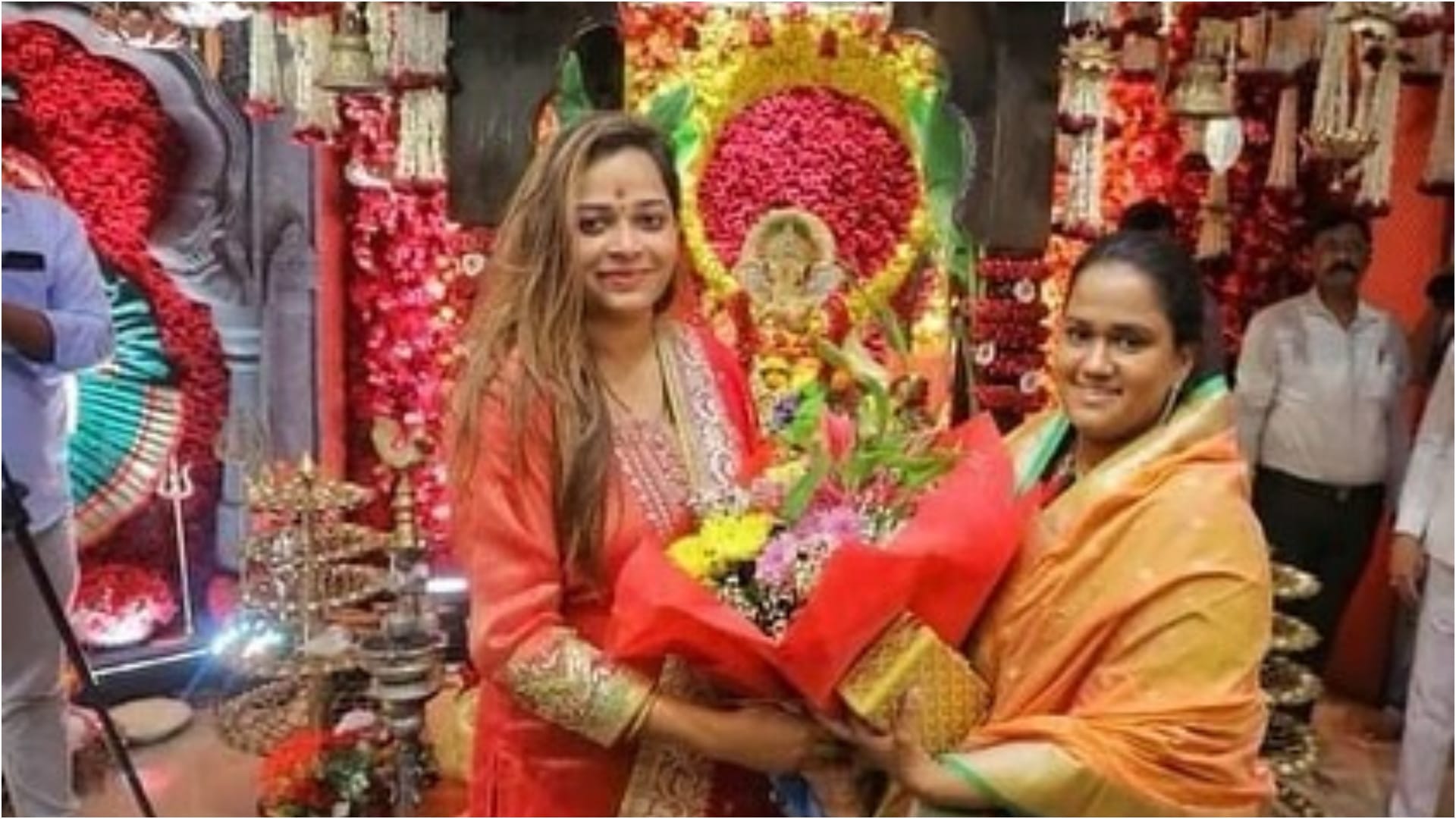 Salman Khan and her sister arpita celebrates ganesh chaturthi with maharashtra cm eknath shinde