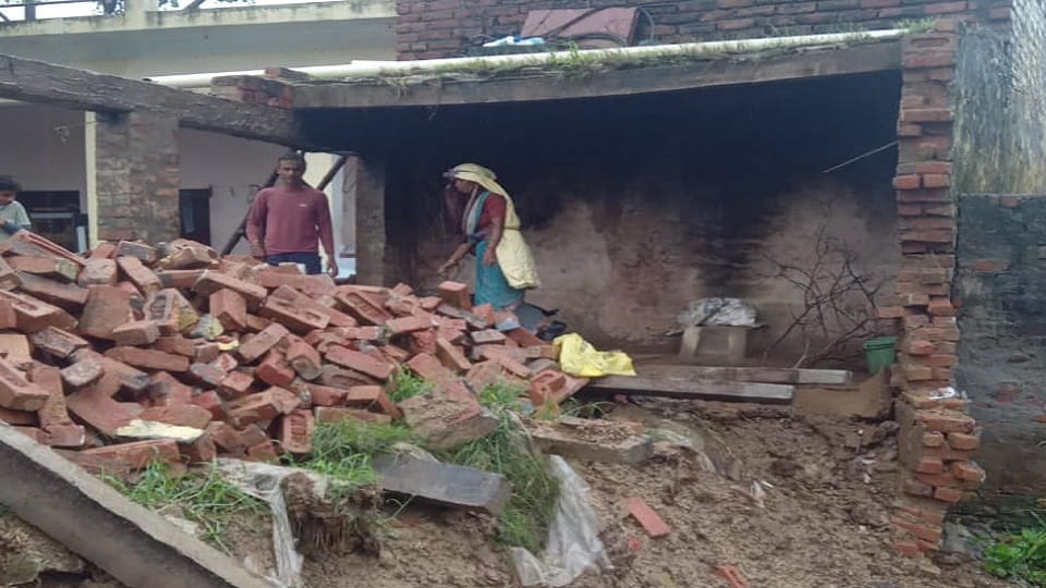 roofs and walls of 25 houses collapsed