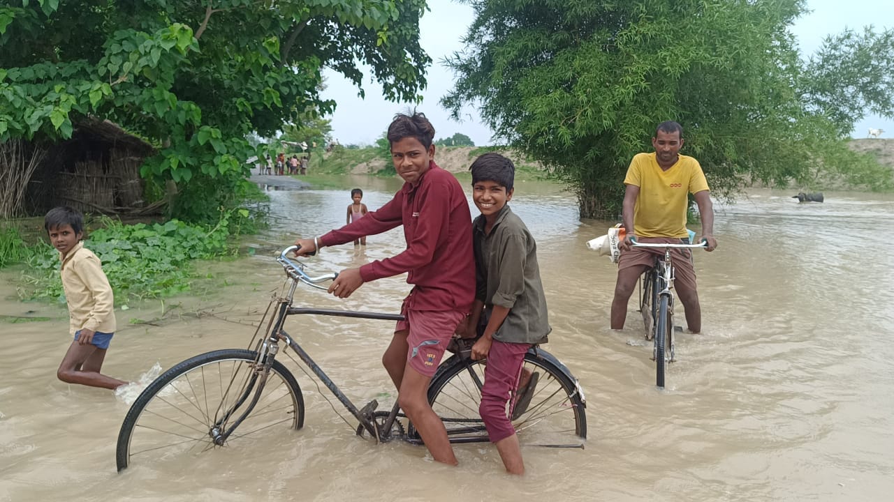Gonda: 22 villages sorrounded by Sarayu river flood water.