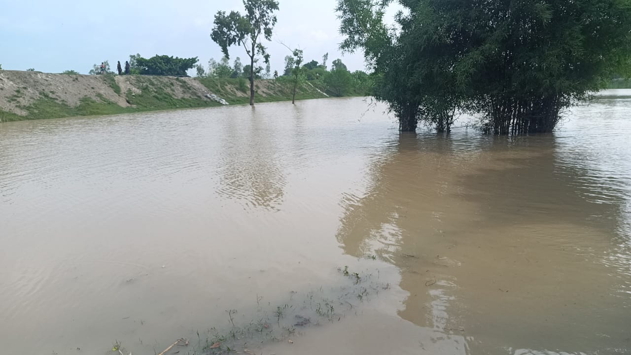 Gonda: 22 villages sorrounded by Sarayu river flood water.