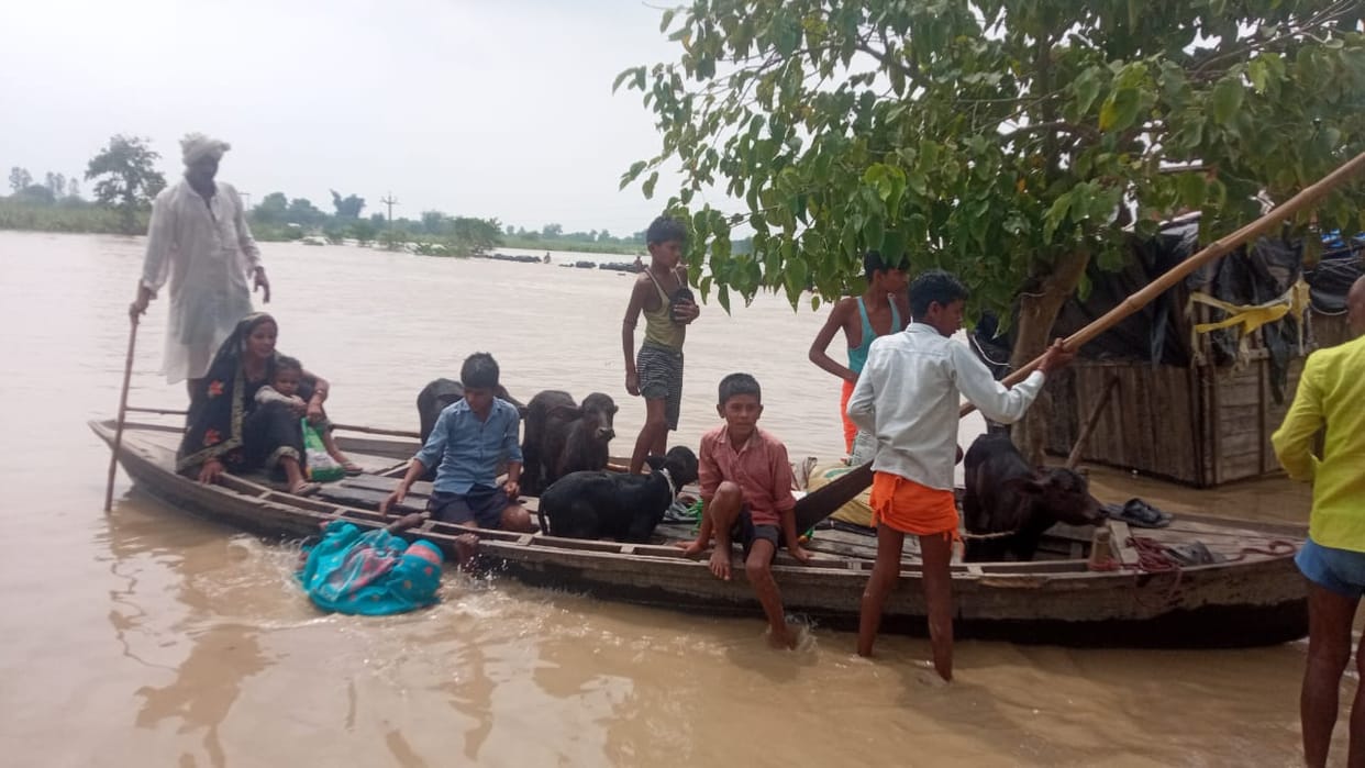 Gonda: 22 villages sorrounded by Sarayu river flood water.