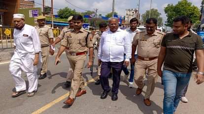 सादाबाद में जुलूस मार्ग का निरीक्षण करते एसडीएम और सीओ