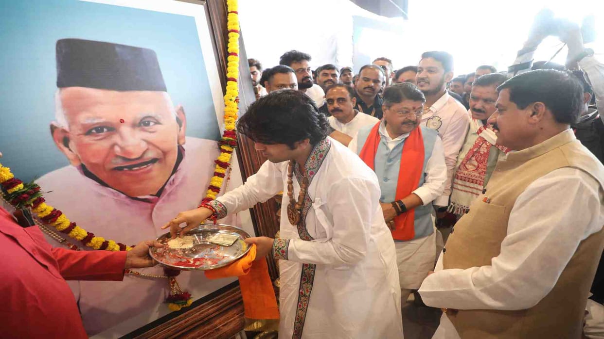 Ujjain: Dhirendra Shastri paid tribute to late Poonam Chand