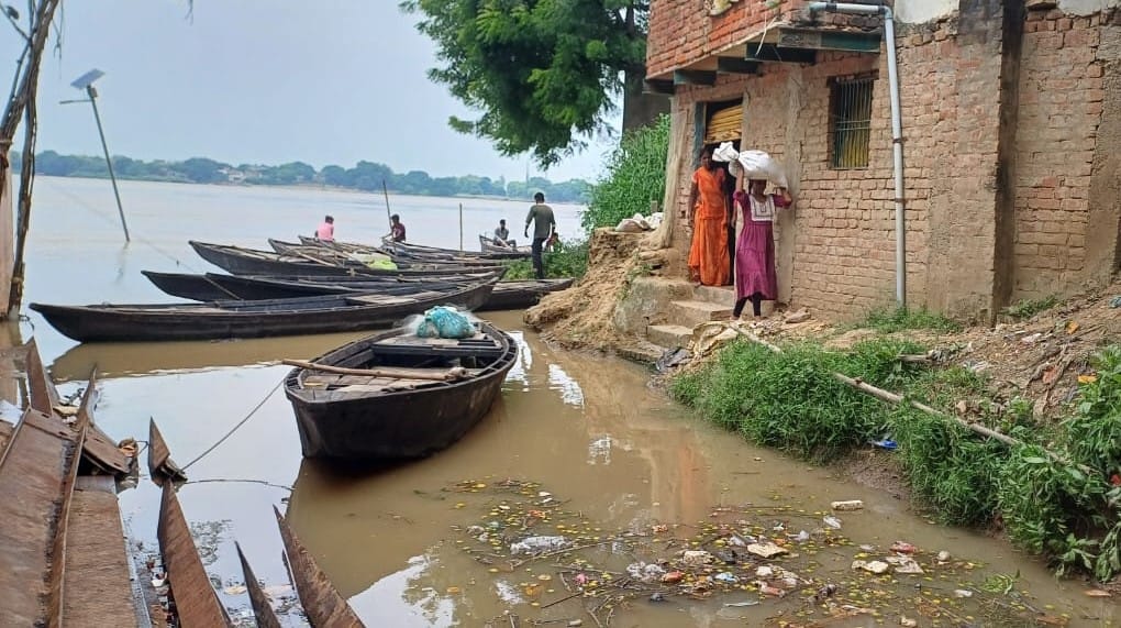 Ganga crossed warning point water entered villages water rose in 24 hours people panicked