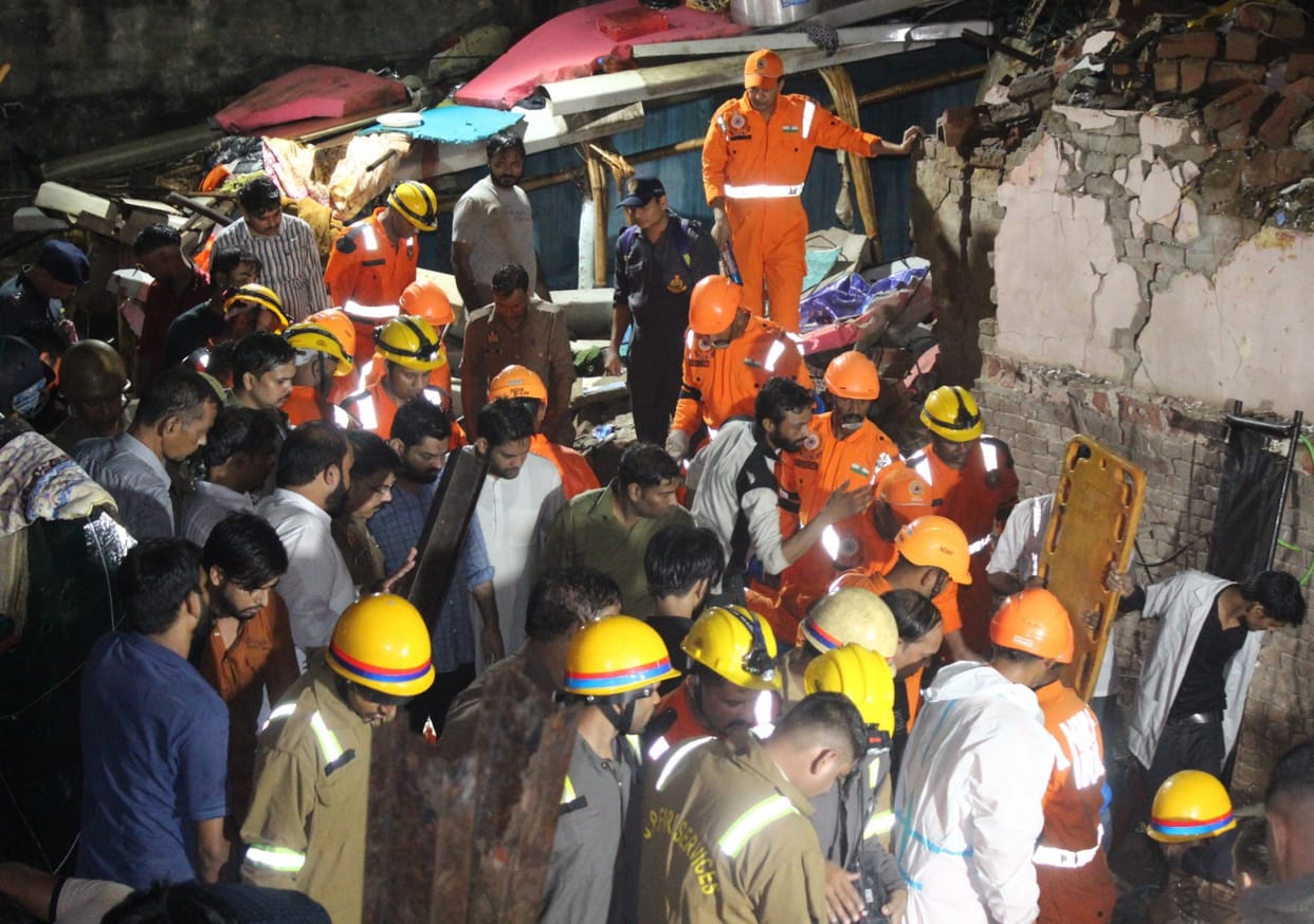 UP News: Meerut accident... What will be the condition of the people buried under the debris, no one has idea