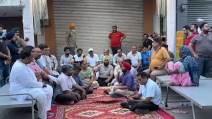 Punjab: फगवाड़ा में दिन दहाड़े दवाइयों की दुकान पर फिर हुई लूट, कैमिस्ट एसोसिएशन ने बंद रखी दुकानें Punjab: chemist shop looted again in broad daylight in Phagwara