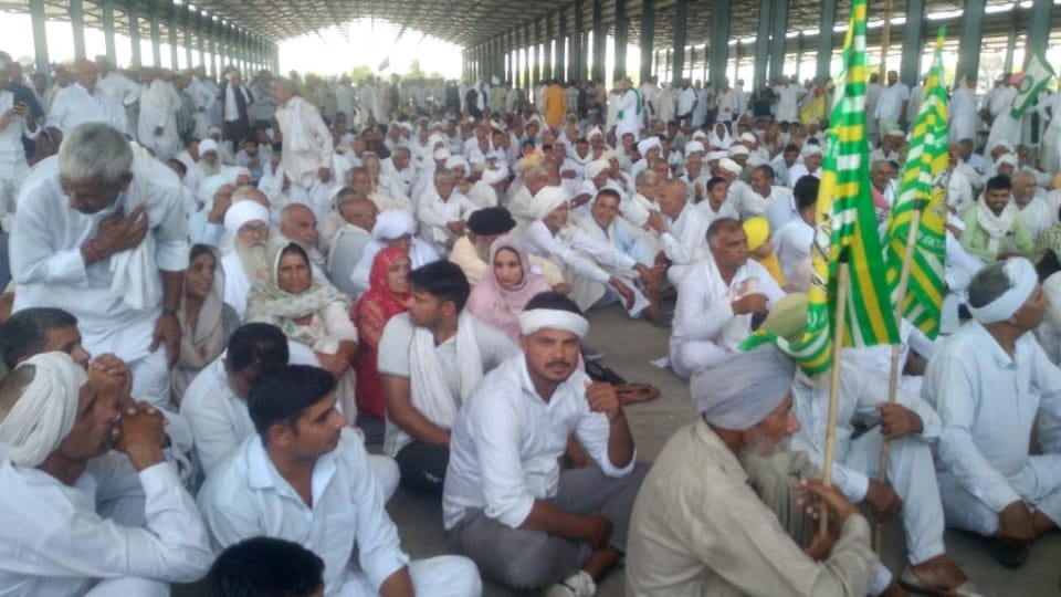 ind Uchana Kisan Mahapanchayat Update Punjab Haryana Border Seal Controversy News in Hindi
