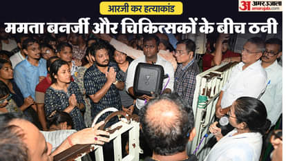 डॉक्टर्स से बात करतीं सीएम ममता बनर्जी