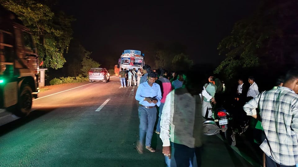 यात्रियों से भरी बस और ट्रक में जोरदार भिड़ंत