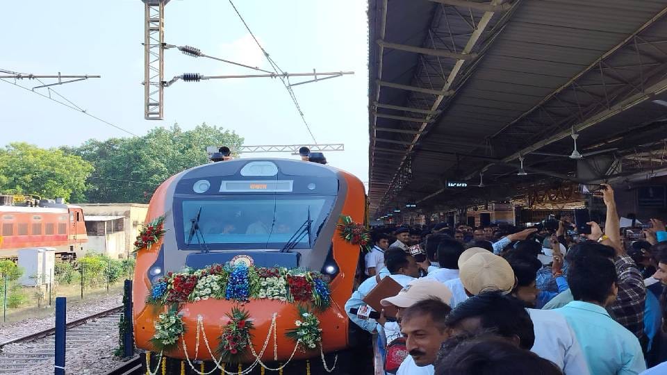 Vande Bharat Express from Agra Cantt to Varanasi will run regularly from September 23