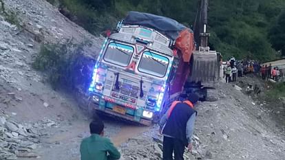 Truck stuck in Chatwapipal landslide zone on Badrinath Highway Karanprayag Chamoli