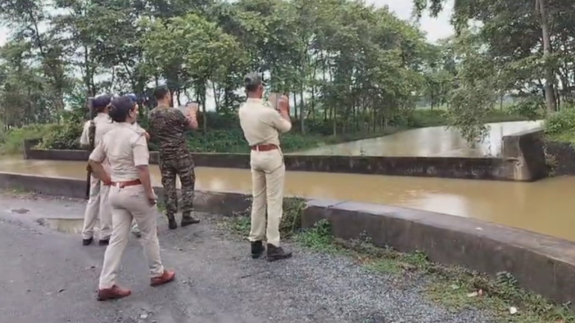घटनास्थल पर मौजूद पुलिस