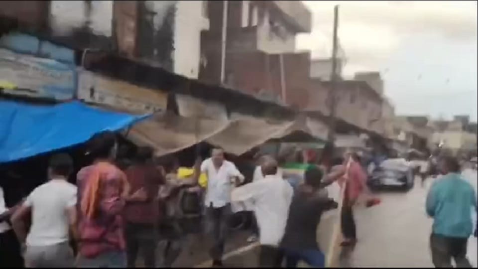 police retreated, stones were pelted in Chhipitola land owner was chased and beaten on the middle of road