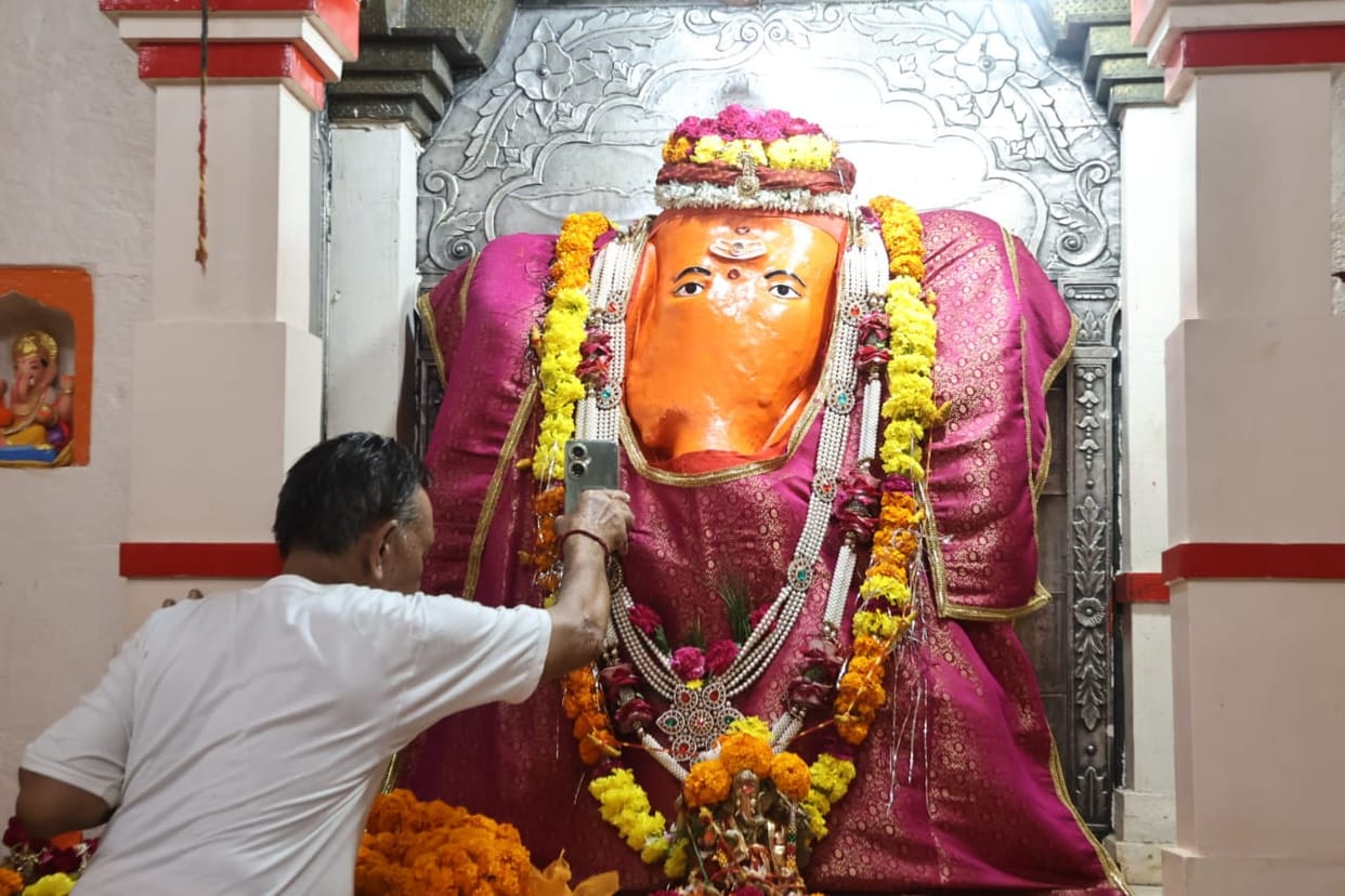 Indore: Juna Ganesh fulfills the wishes of devotees by listening to calls on mobile in Indore.