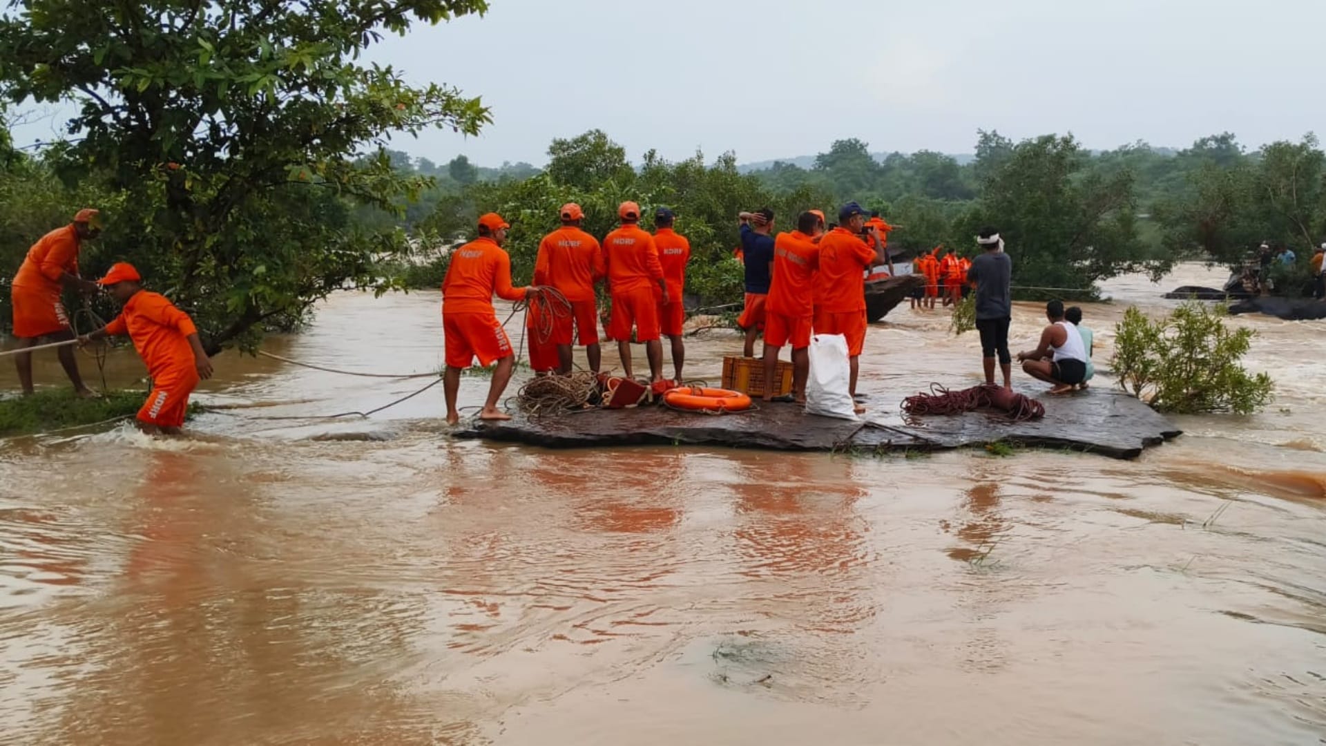 Bihar News: Tourists who went for a picnic at Karkat Garh waterfall in Kaimur were stranded for 16 hours