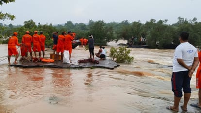 Bihar News: Tourists who went for a picnic at Karkat Garh waterfall in Kaimur were stranded for 16 hours