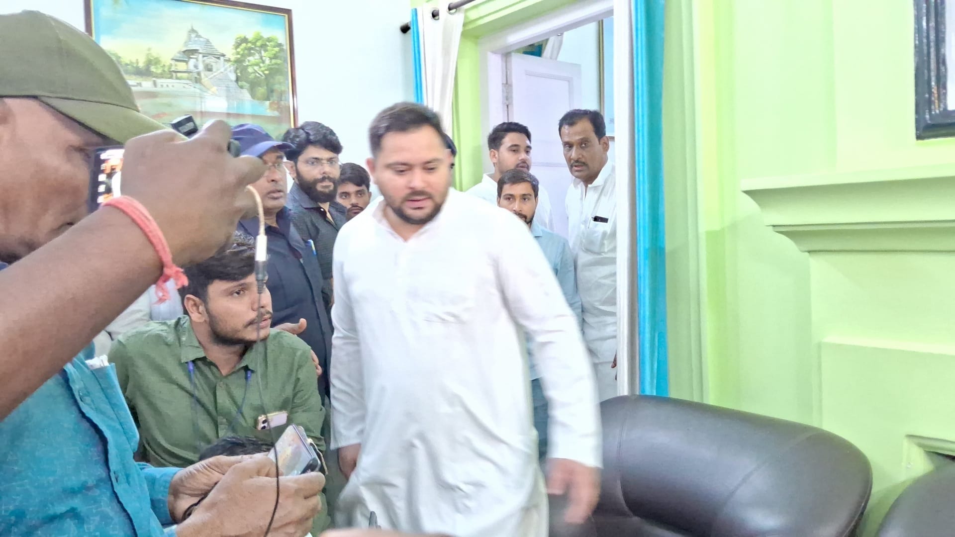 Bihar News : bjp alleges tejashwi yadav take away ac taps from bihar government bungalow rjd party asked proof