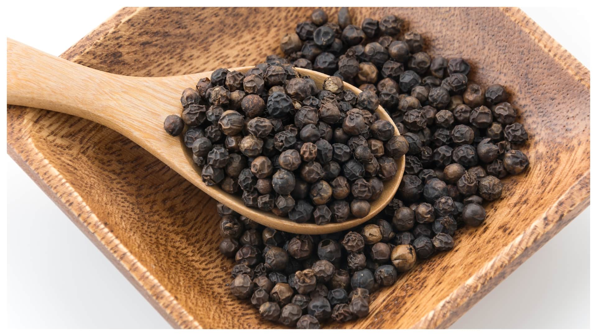 black pepper and white pepper nutrition facts and health benefits kali mirch khane ke fayde