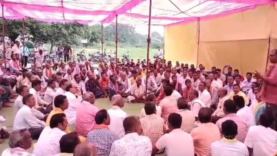 Villagers against those making and selling illegal liquor in Mahasamund