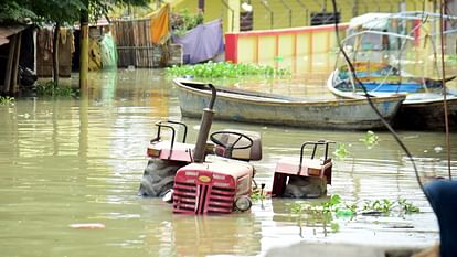 Prayagraj Flood : बाढ़ में डूबे सैकड़ों घर, पांच हजार से अधिक लोग हुए बेघर, बनाए गए सात राहत शिविर Prayagraj Flood Hundreds of houses submerged in floods, more than five thousand people rendered homeless