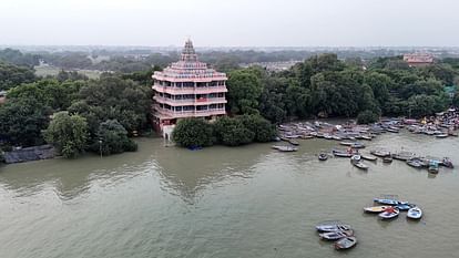 Prayagraj Flood : बाढ़ में डूबे सैकड़ों घर, पांच हजार से अधिक लोग हुए बेघर, बनाए गए सात राहत शिविर Prayagraj Flood Hundreds of houses submerged in floods, more than five thousand people rendered homeless