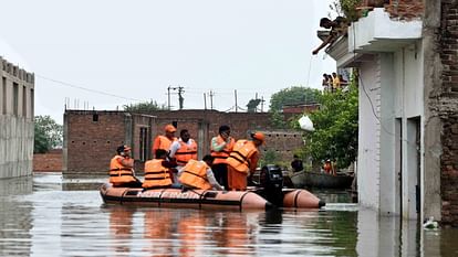 Prayagraj Flood : बाढ़ में डूबे सैकड़ों घर, पांच हजार से अधिक लोग हुए बेघर, बनाए गए सात राहत शिविर Prayagraj Flood Hundreds of houses submerged in floods, more than five thousand people rendered homeless