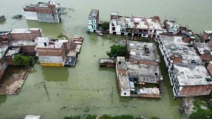 Prayagraj Flood Hundreds of houses submerged in floods, more than five thousand people rendered homeless