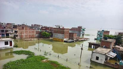 Prayagraj Flood Hundreds of houses submerged in floods, more than five thousand people rendered homeless