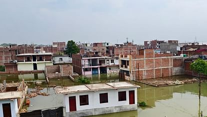 Prayagraj Flood Hundreds of houses submerged in floods, more than five thousand people rendered homeless