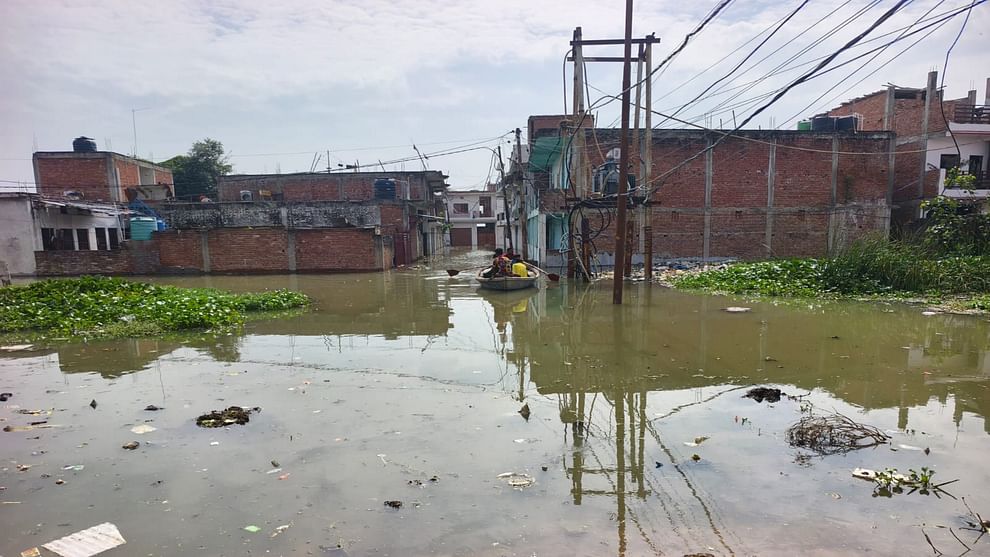 UP: Flood water entered more than 30 villages of Bahraich, people trapped on rooftops, Saryu is cutting