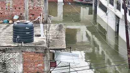 Prayagraj Flood Hundreds of houses submerged in floods, more than five thousand people rendered homeless