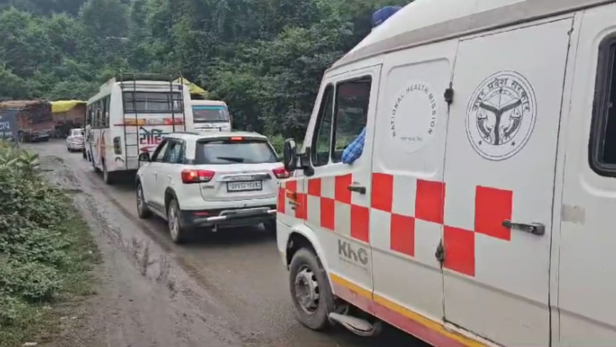 Traffic Jam on MP UP border 1000 overloaded truck trailer stopped