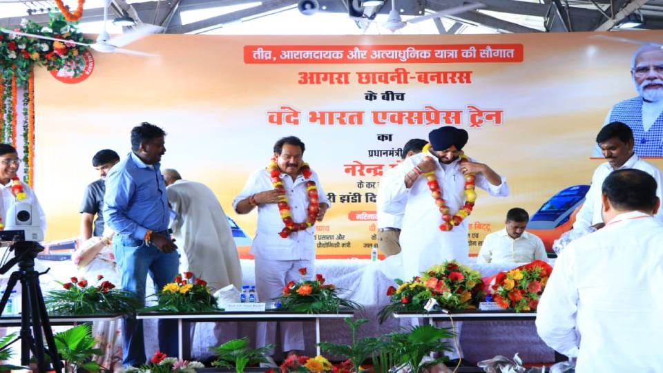 Ministers welcomed with garlands of apples and Ashgourds at launch ceremony of Vande Bharat in Agra