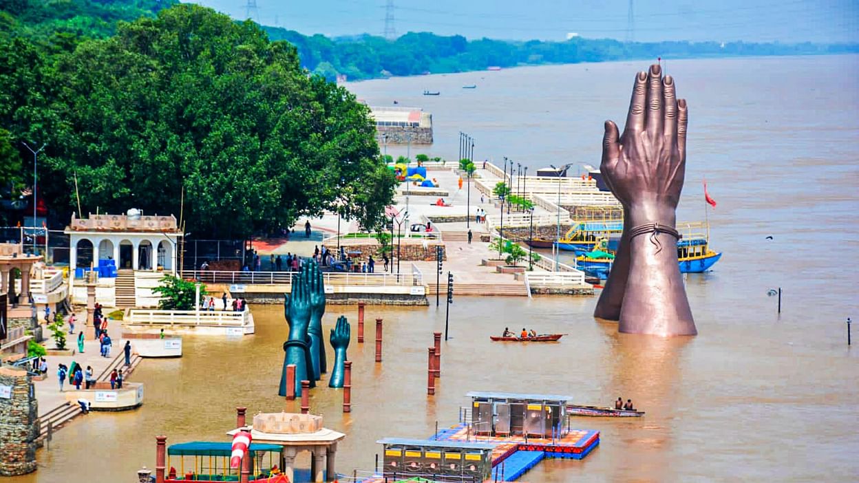 Flood In Varanasi Boats In Streets Of Manikarnika Ganga Flowing On Road -  Amar Ujala Hindi News Live - Photos:काशी में बाढ़ की स्थिति हुई भयावह, किसी  ने रिश्तेदार के घर ली