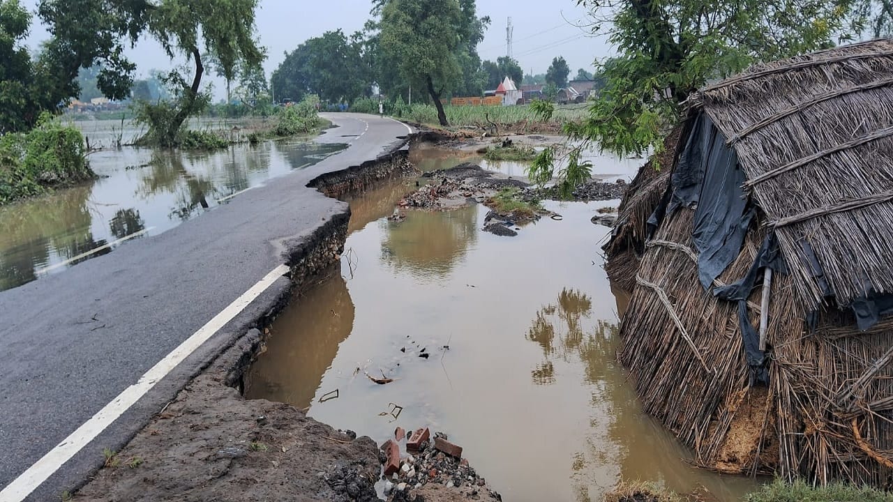 floods in two hundred villages of Lakhimpur Kheri Palia-Bhira road damaged