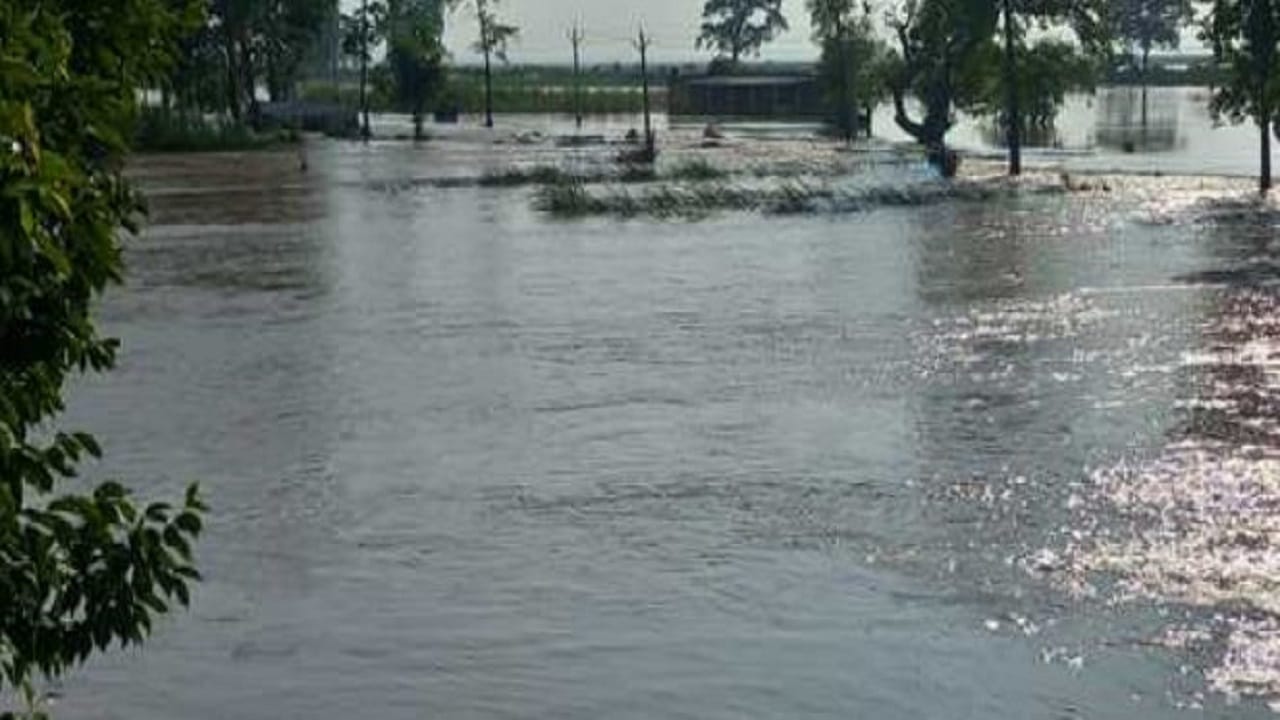 floods in two hundred villages of Lakhimpur Kheri Palia-Bhira road damaged
