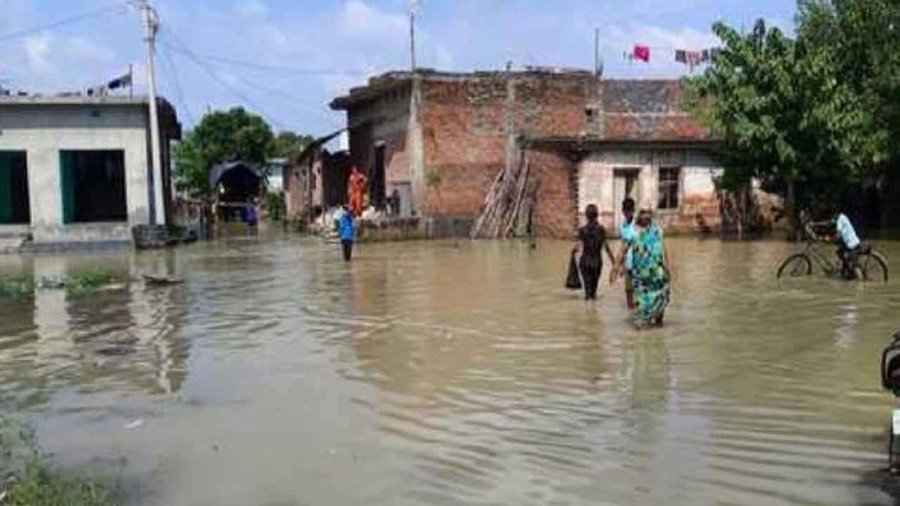 floods in two hundred villages of Lakhimpur Kheri Palia-Bhira road damaged