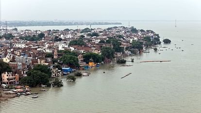 Prayagraj Flood : बाढ़ में डूबे सैकड़ों घर, पांच हजार से अधिक लोग हुए बेघर, बनाए गए सात राहत शिविर Prayagraj Flood Hundreds of houses submerged in floods, more than five thousand people rendered homeless