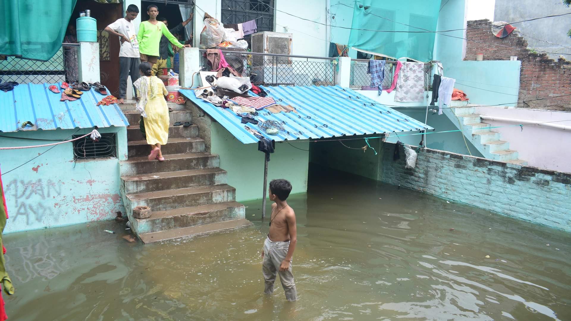 Prayagraj Flood Hundreds of houses submerged in floods, more than five thousand people rendered homeless