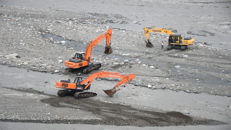 Three machines descended to channelize Gaula river haldwani