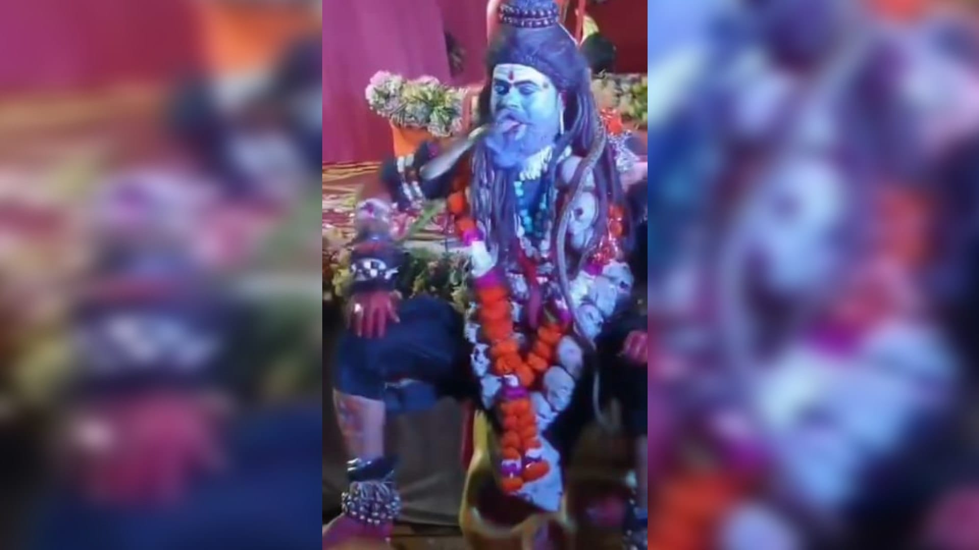 गणेश उत्सव की झांकियों में सांपों के साथ खिलवाड़