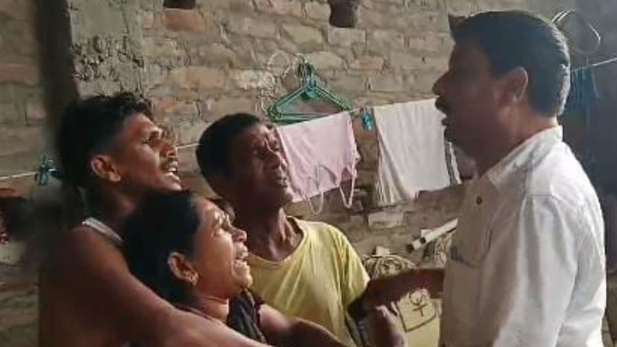 In Gorakhpur,  Scuffle with police who went to search for rape accused, video goes viral