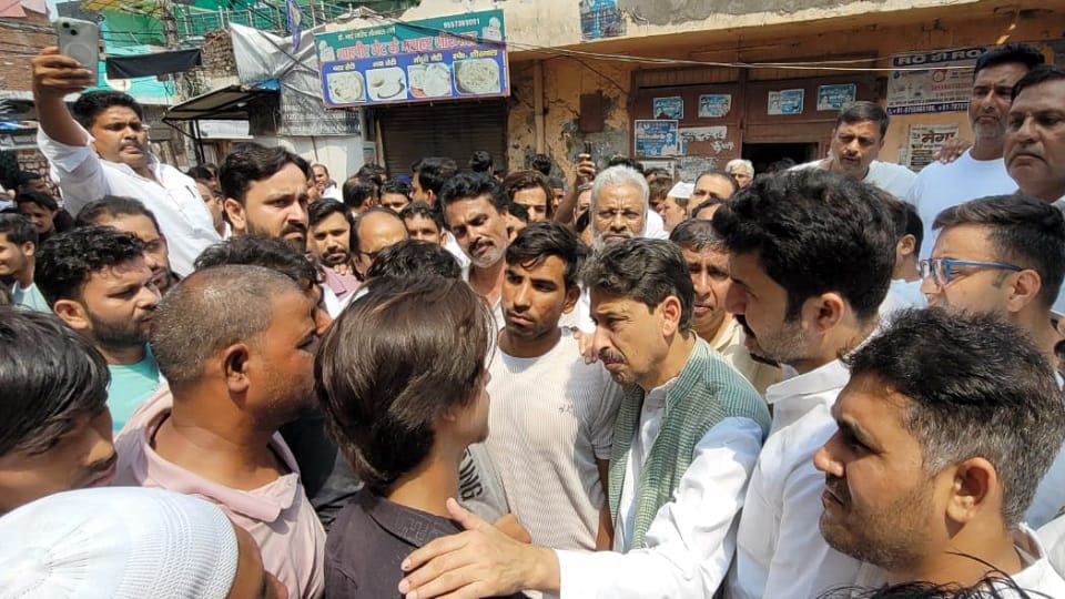 Meerut accident... People surrounded Imran Masood who came to know the condition of the victims