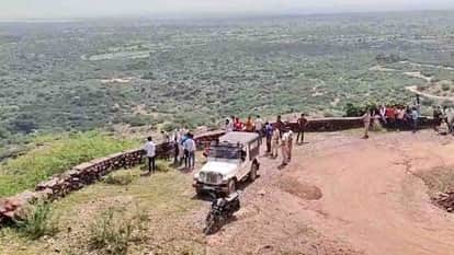 Karauli News: Sensation due to finding the dead body of a woman in naked state in Karanpur valley